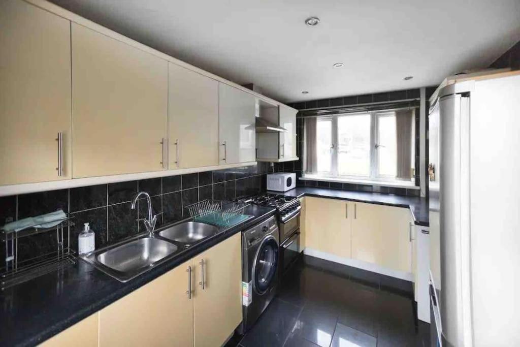 Entire 3 Bedroom House Near City Centre + Free Parking Manchester Exterior photo